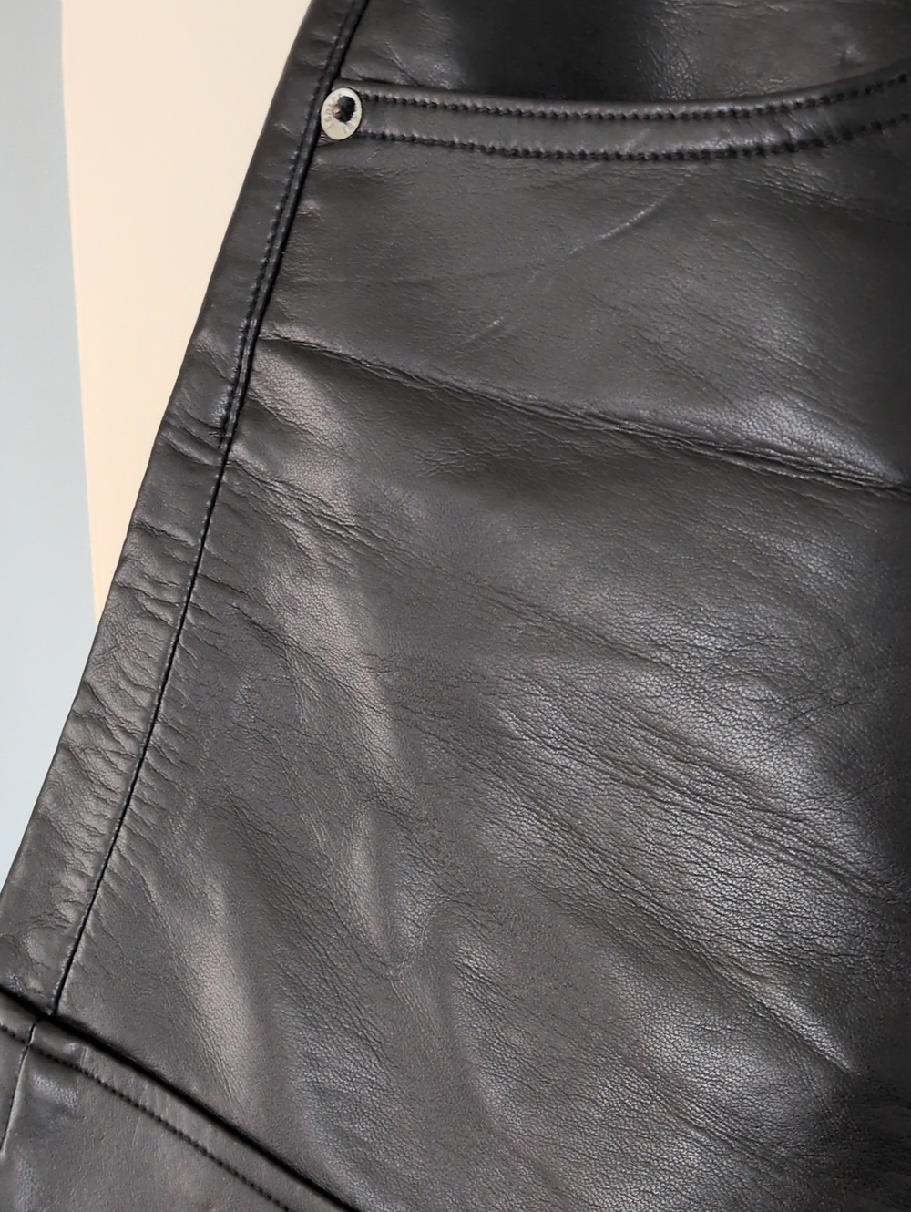 Agolde Black Recycled Leather Shorts - Picture 7 of 8